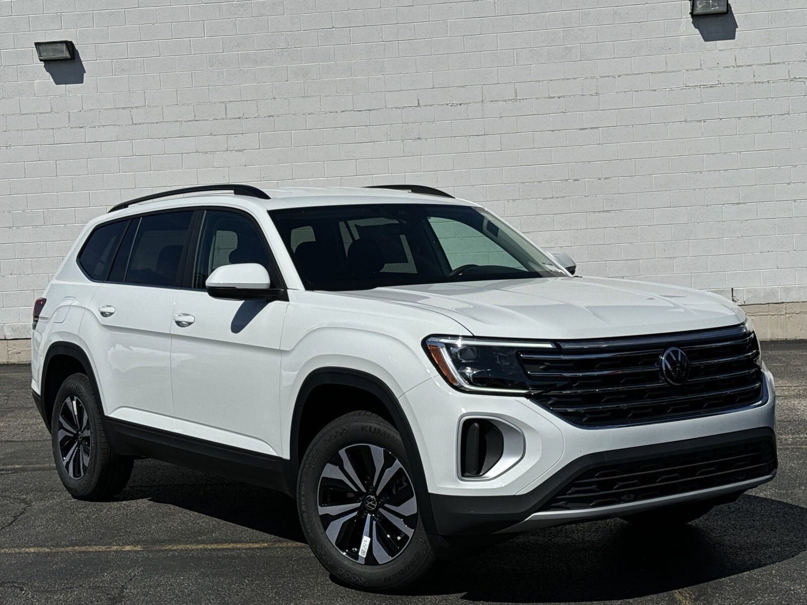 2024 Volkswagen Atlas SE photo 2