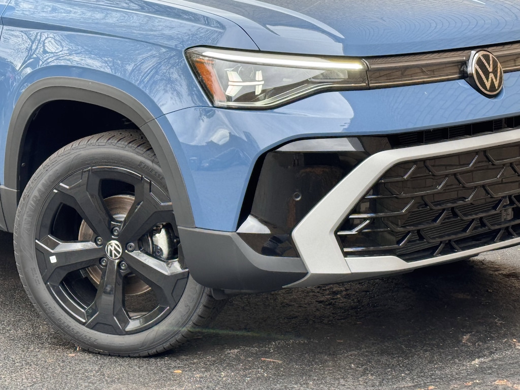 New 2025 Volkswagen Taos 1.5T SEL SUV