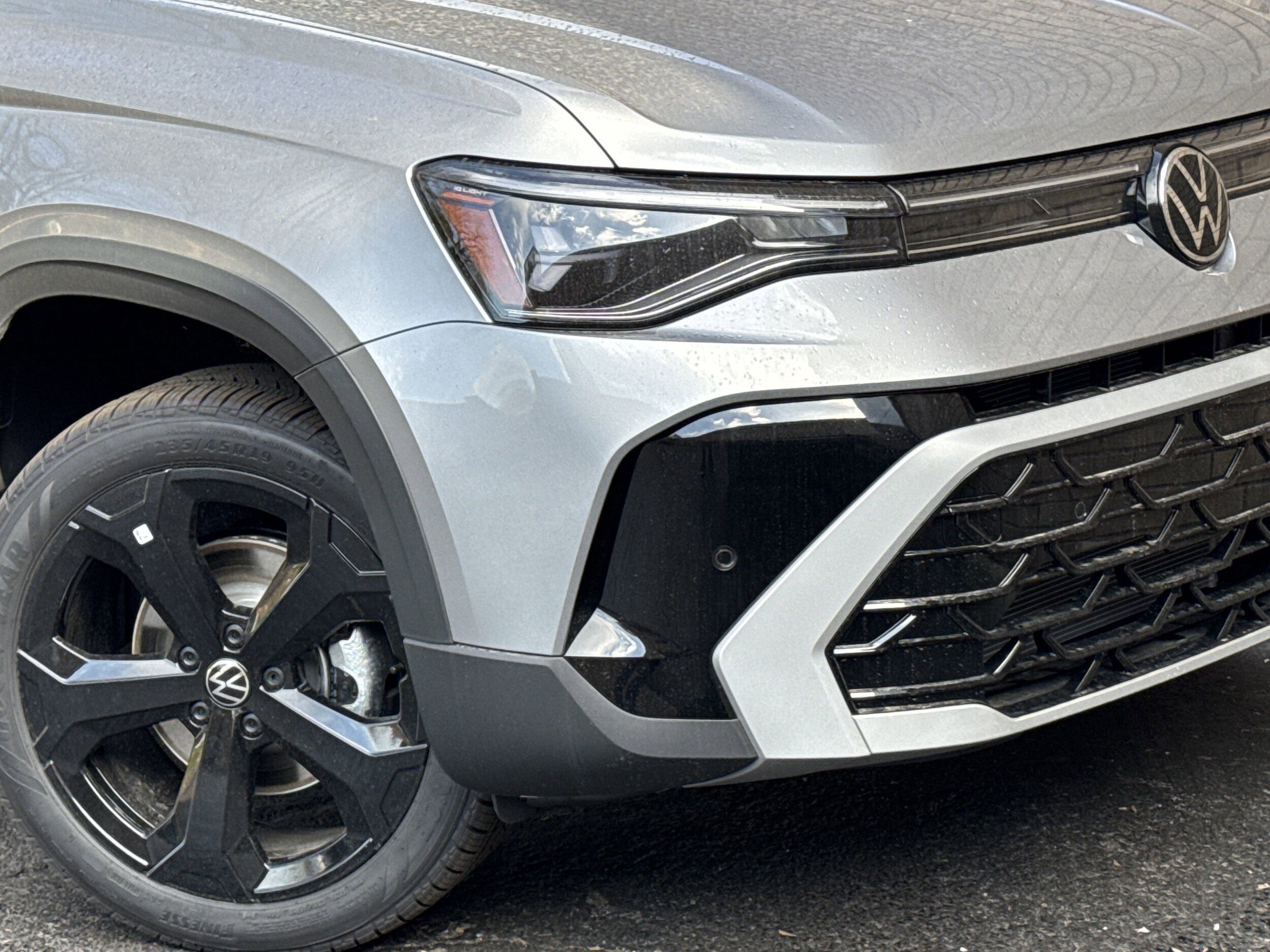 2025 Volkswagen Taos SEL photo 3