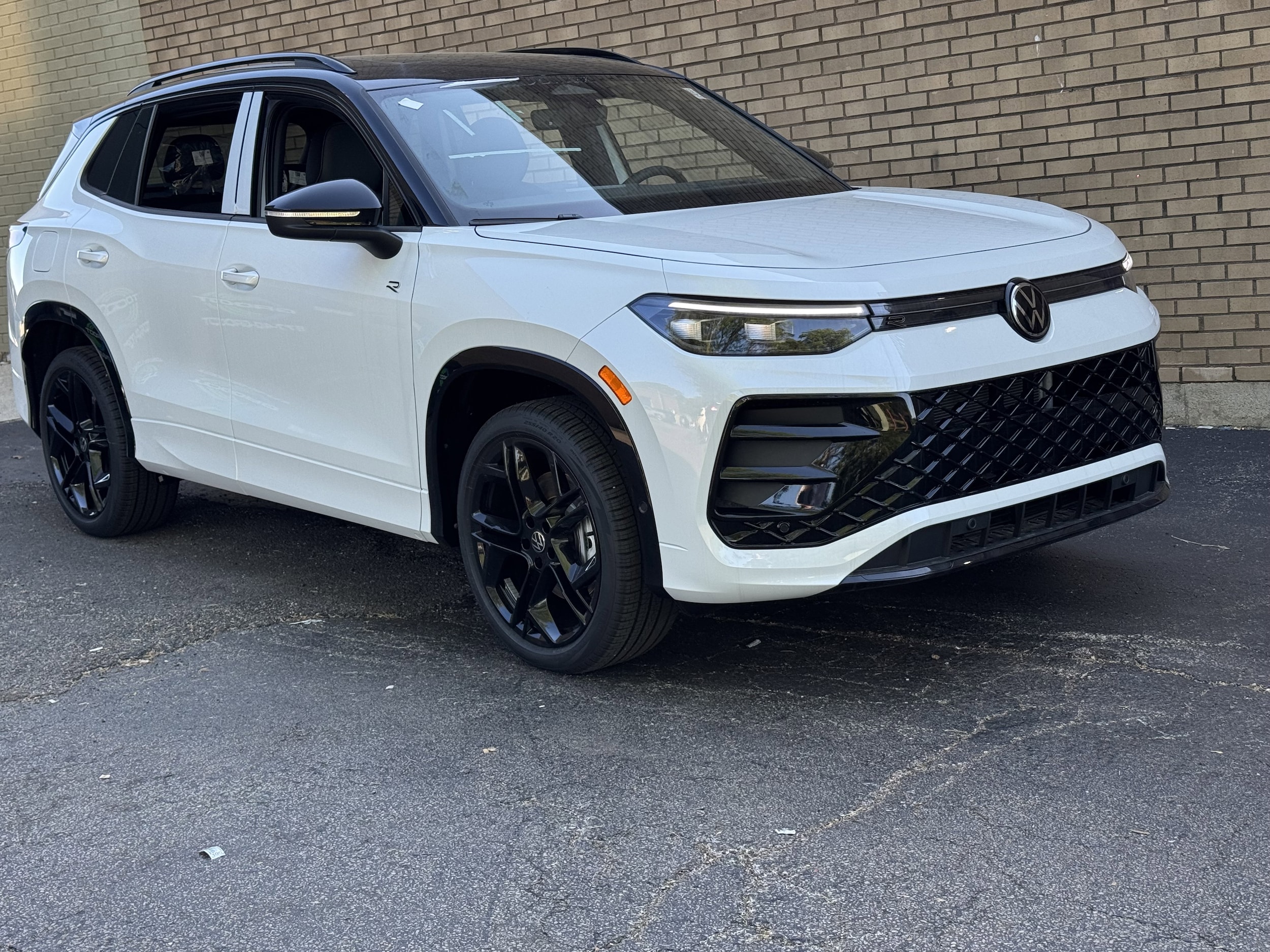 2026 Volkswagen Tiguan 2.0T SE R-Line Black 4Motion's photo