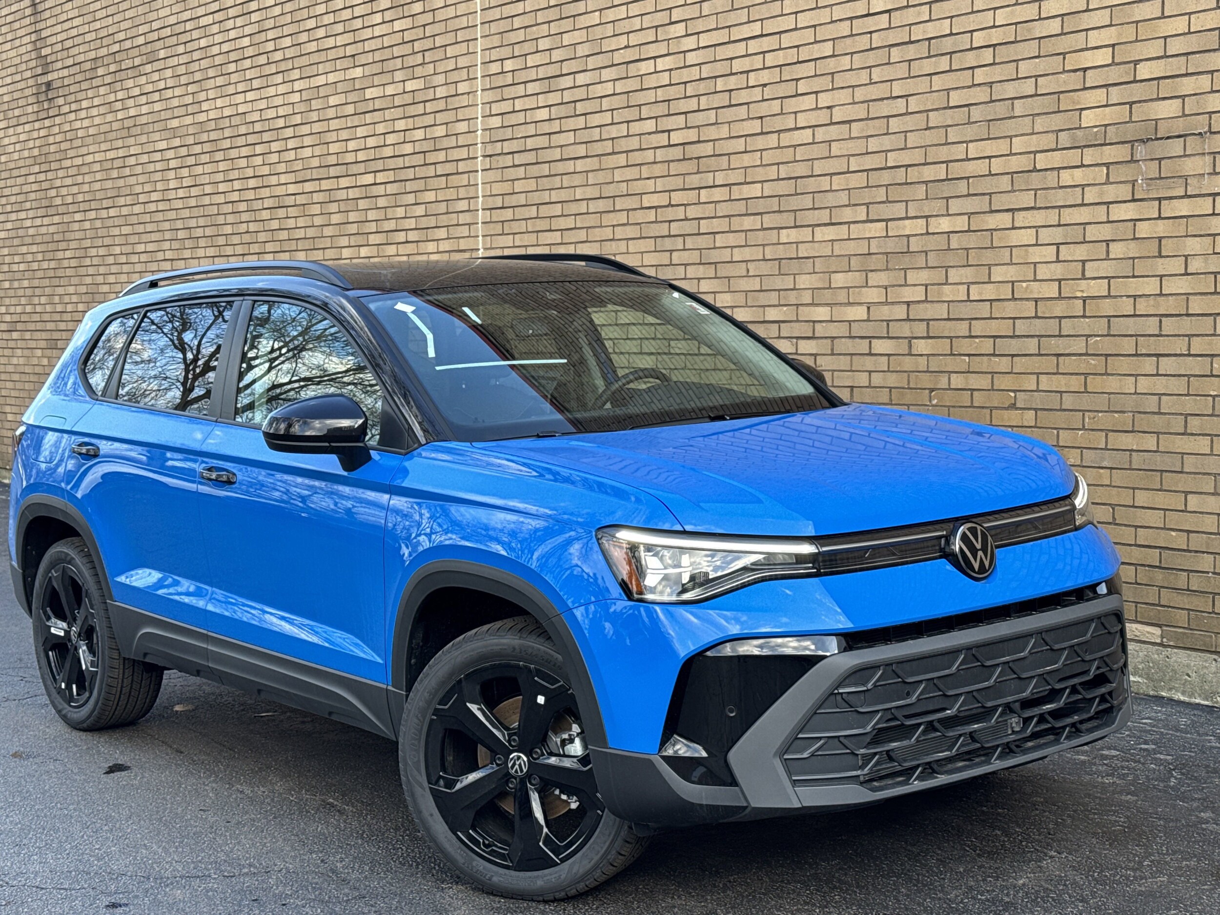 2025 Volkswagen Taos SE photo 2