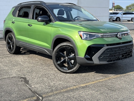 2025 Volkswagen Taos 1.5T SE Black SUV