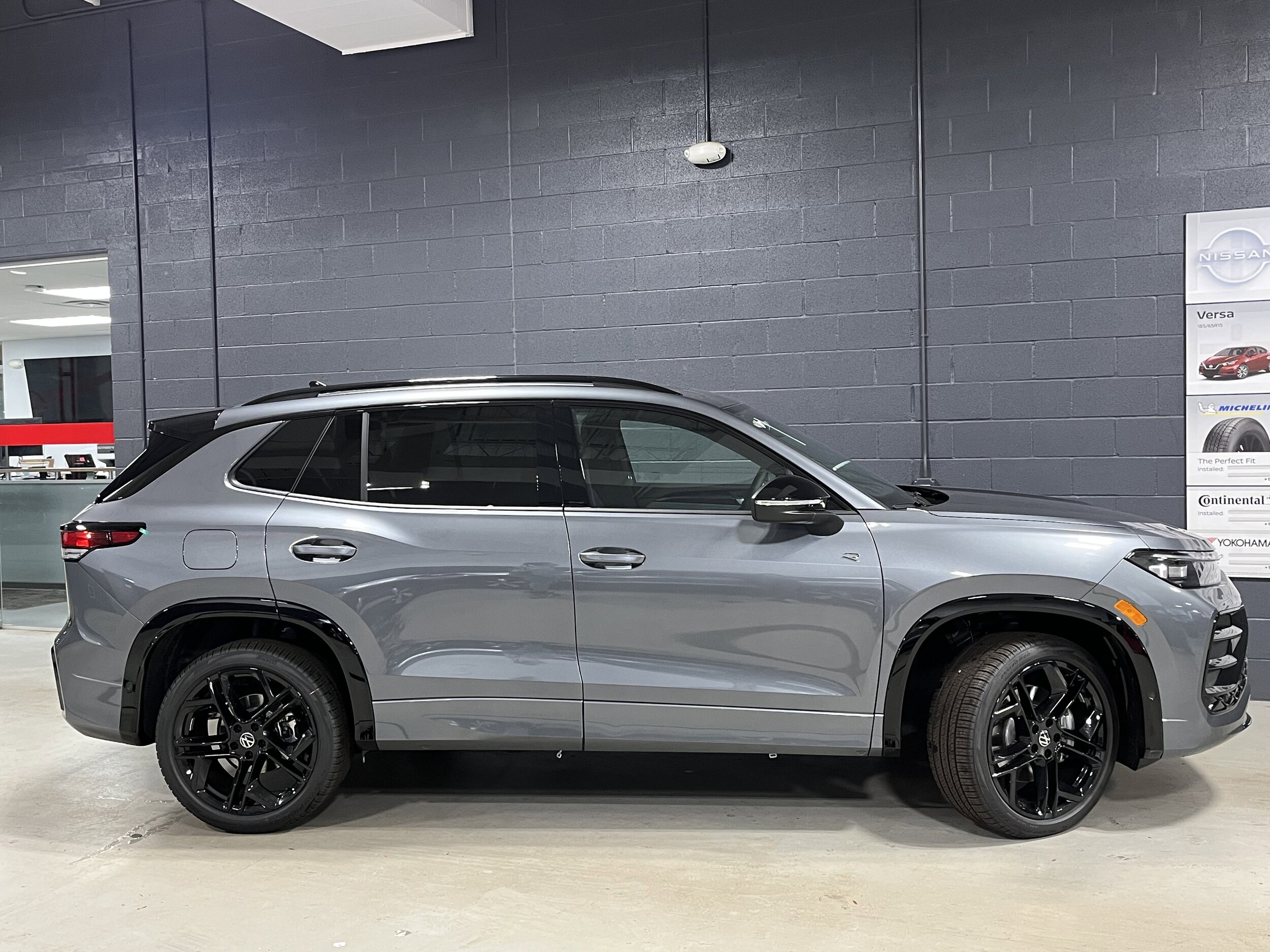 2025 Volkswagen Tiguan SE R-Line Black photo 2