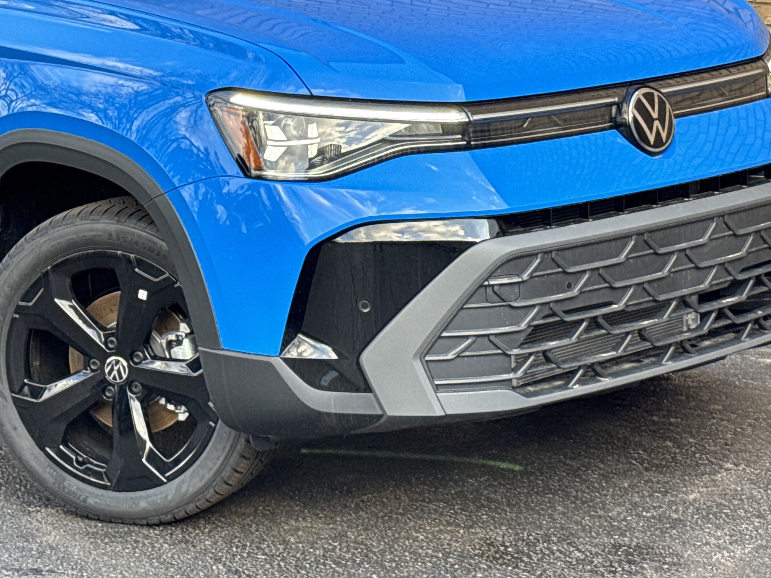 2025 Volkswagen Taos SE photo 3