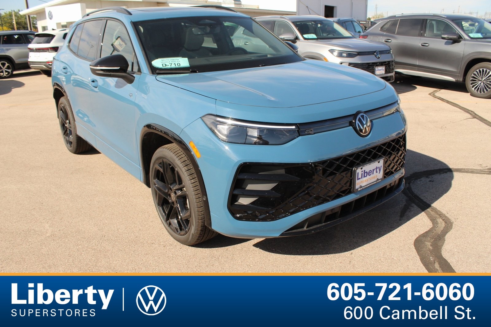 2025 Volkswagen Tiguan SE R-LINE BLACK's photo