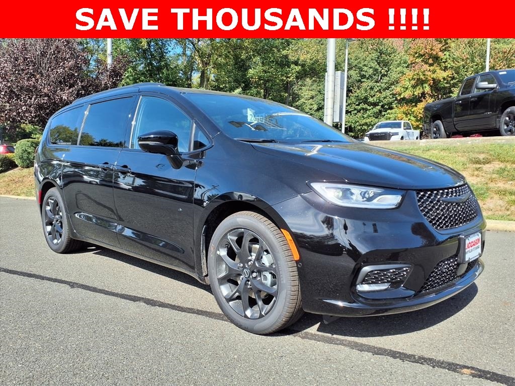 2026 Chrysler Pacifica Limited's photo