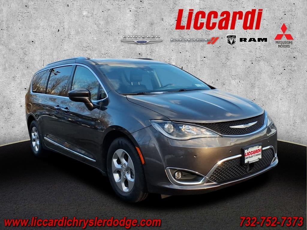 2017 Chrysler Pacifica Touring-L Plus's photo