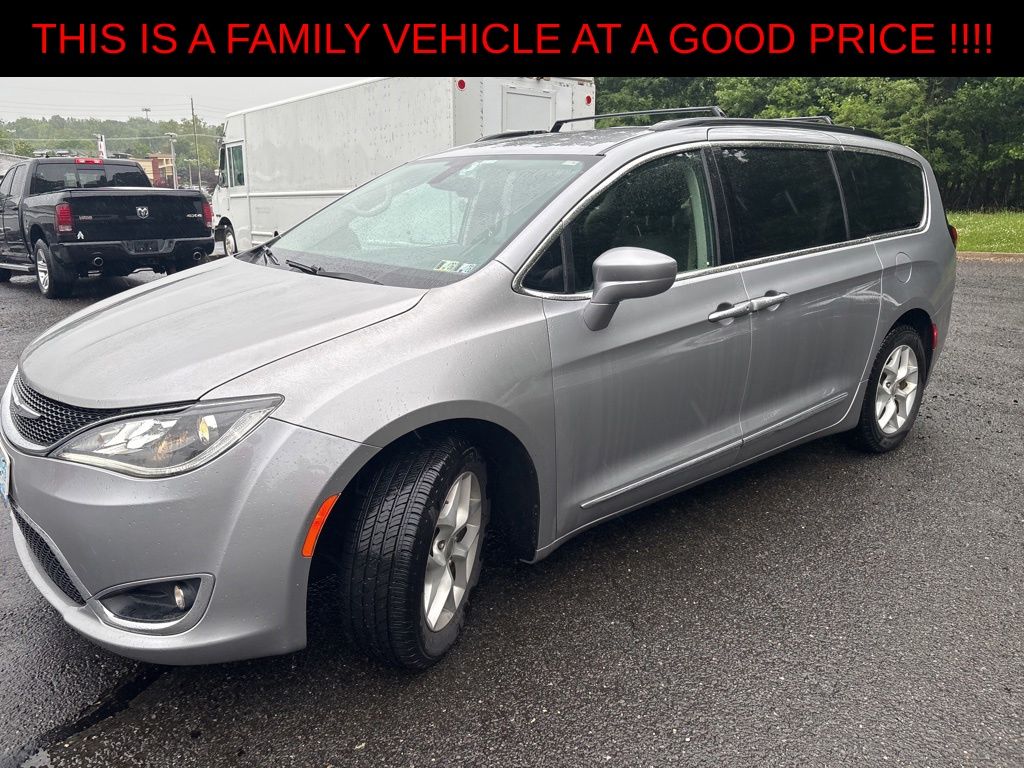 2017 Chrysler Pacifica Touring-L's photo