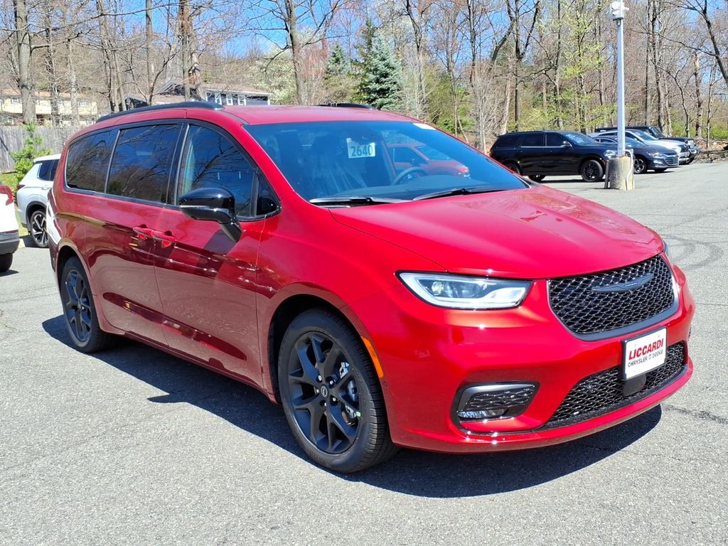 2026 Chrysler Pacifica Select's photo