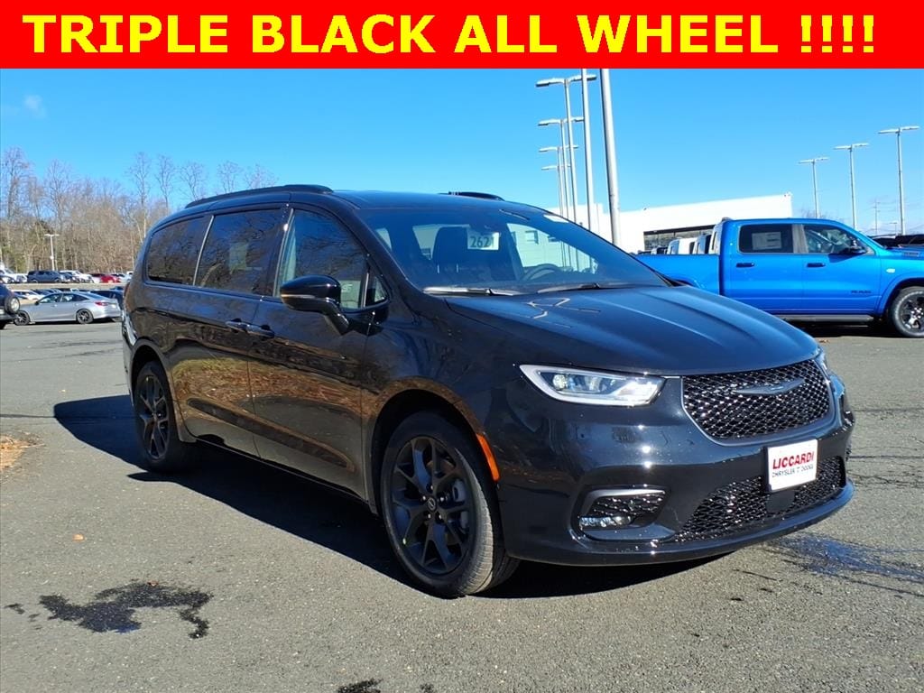 2026 Chrysler Pacifica Select's photo