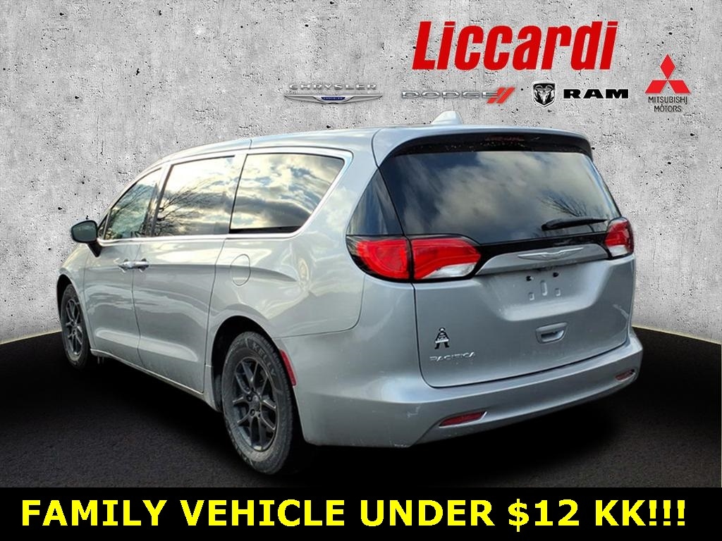 Used 2017 Chrysler Pacifica Touring Minivan/Van