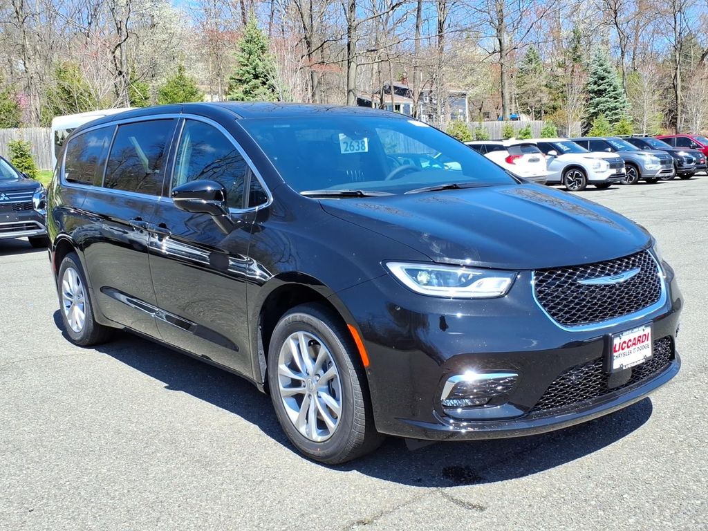 2026 Chrysler Pacifica Select AWD's photo