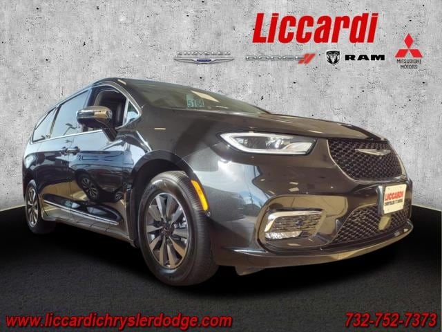 2023 Chrysler Pacifica Hybrid Limited's photo