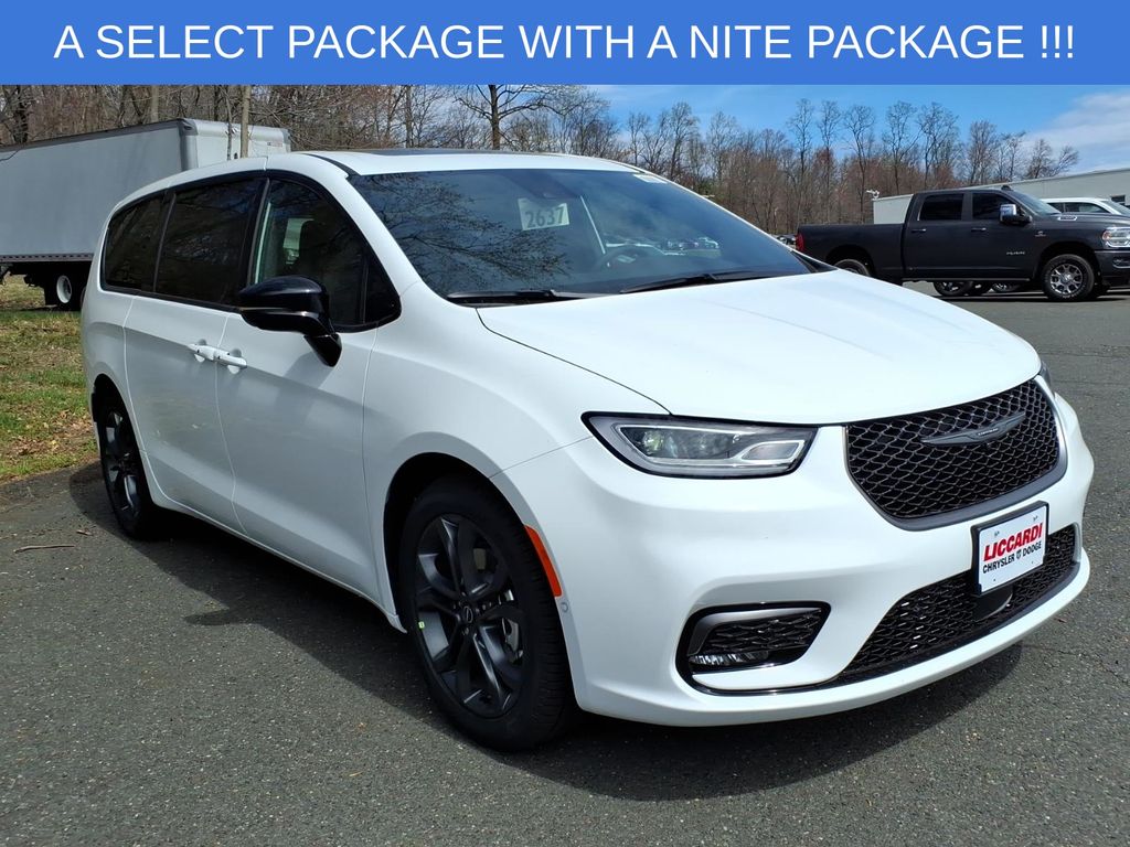 2026 Chrysler Pacifica Select's photo