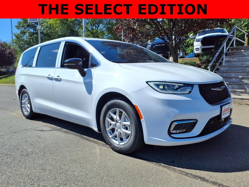 2026 Chrysler Pacifica Select's photo