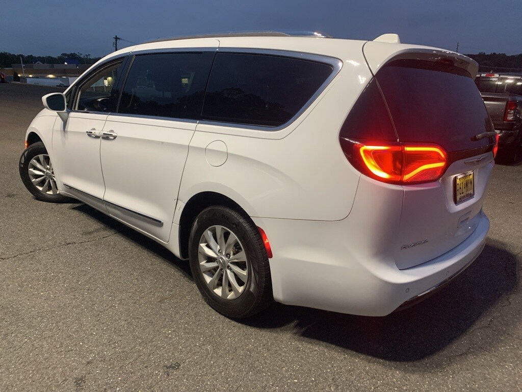 2019 Chrysler Pacifica Touring L photo 2