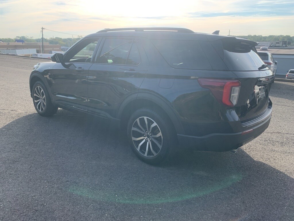 2022 Ford Explorer ST-Line photo 2