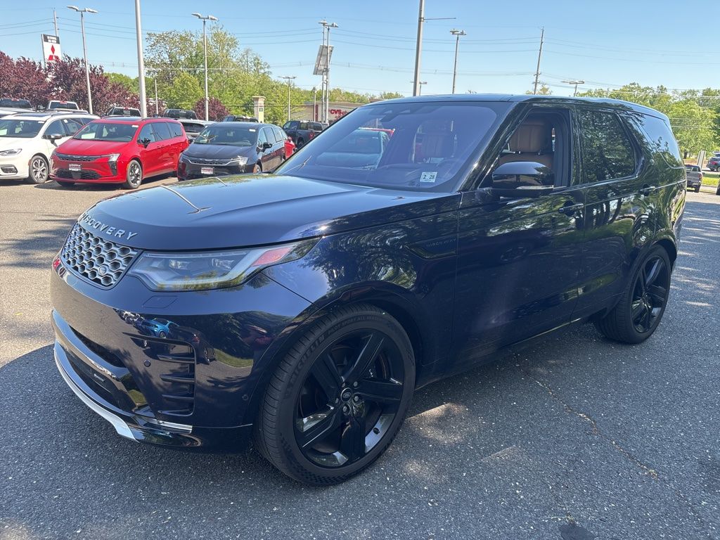 2023 Land Rover Discovery Metropolitan Edition's photo