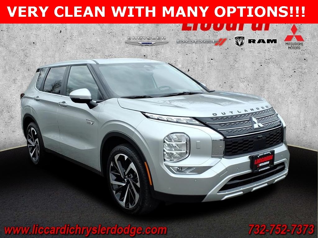 2025 Mitsubishi Outlander Plug-in Hybrid SE's photo