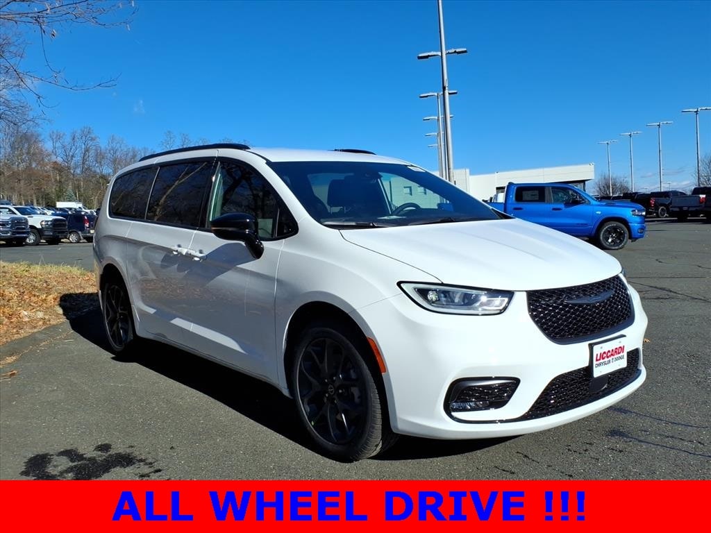 2026 Chrysler Pacifica Select's photo