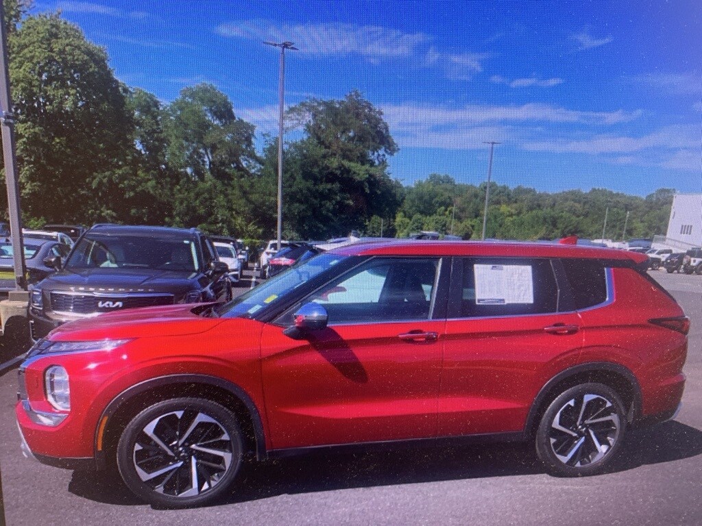 2022 Mitsubishi Outlander SE photo 3
