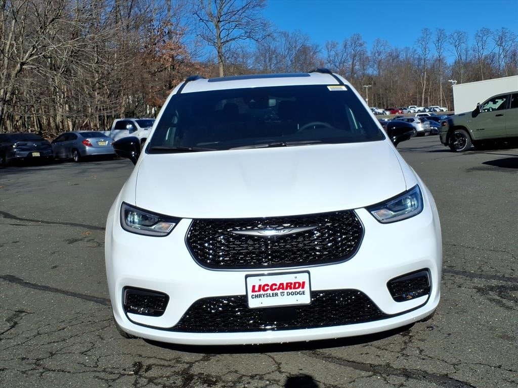 New 2026 Chrysler Pacifica LIMITED AWD Passenger Van