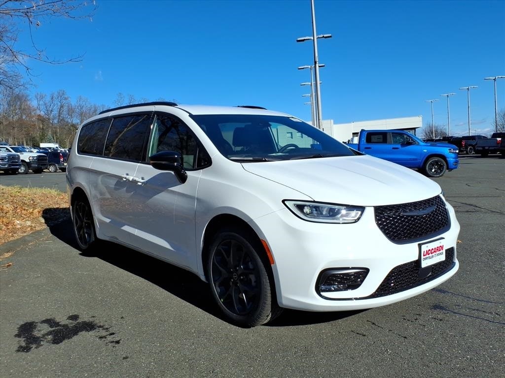 2026 Chrysler Pacifica Select's photo