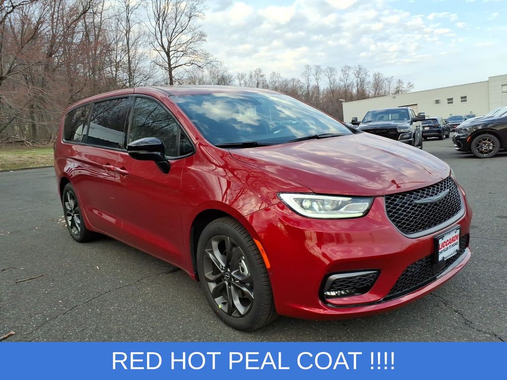 2026 Chrysler Pacifica Select's photo