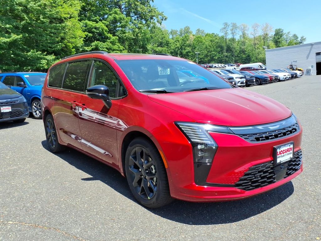 2027 Chrysler Pacifica Limited's photo