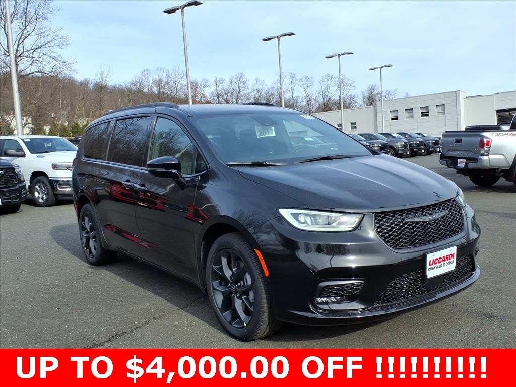 2026 Chrysler Pacifica Select's photo