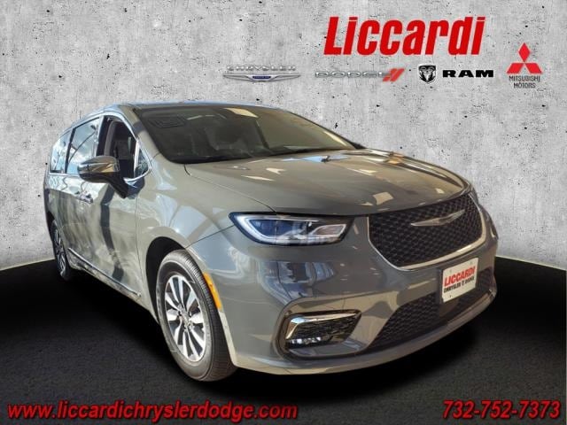2023 Chrysler Pacifica Hybrid Limited's photo