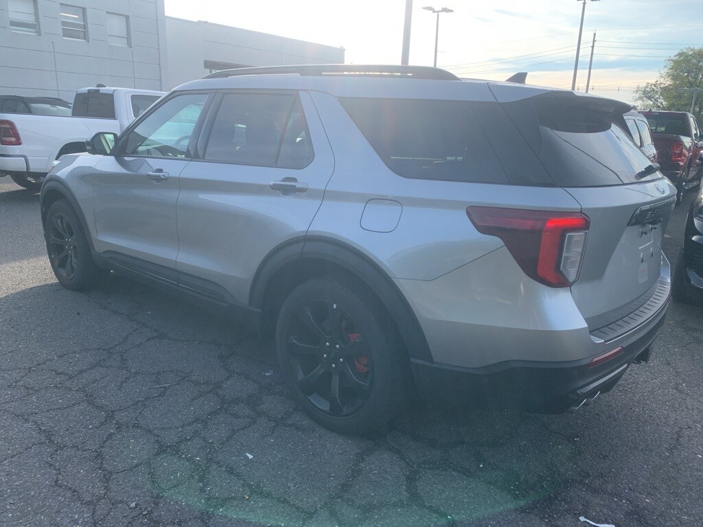 2022 Ford Explorer ST photo 2