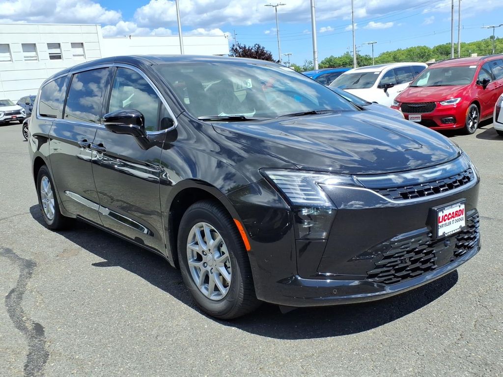 2027 Chrysler Pacifica Select's photo