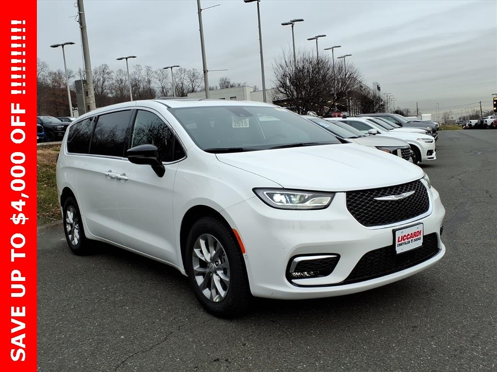 2026 Chrysler Pacifica Select's photo