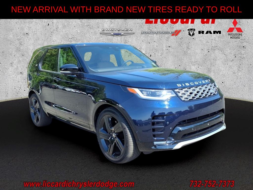 2023 Land Rover Discovery Metropolitan Edition's photo
