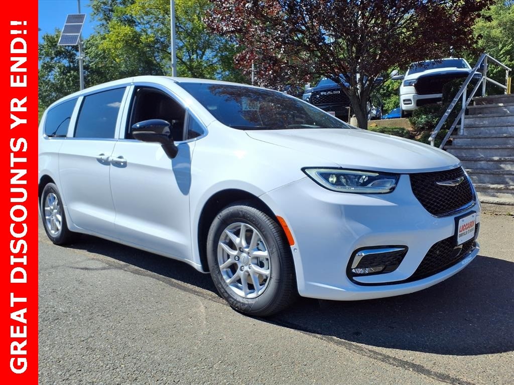 2026 Chrysler Pacifica Select's photo