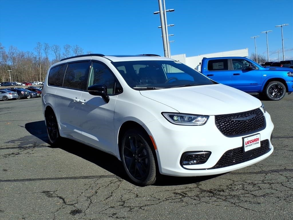 New 2026 Chrysler Pacifica LIMITED AWD Passenger Van