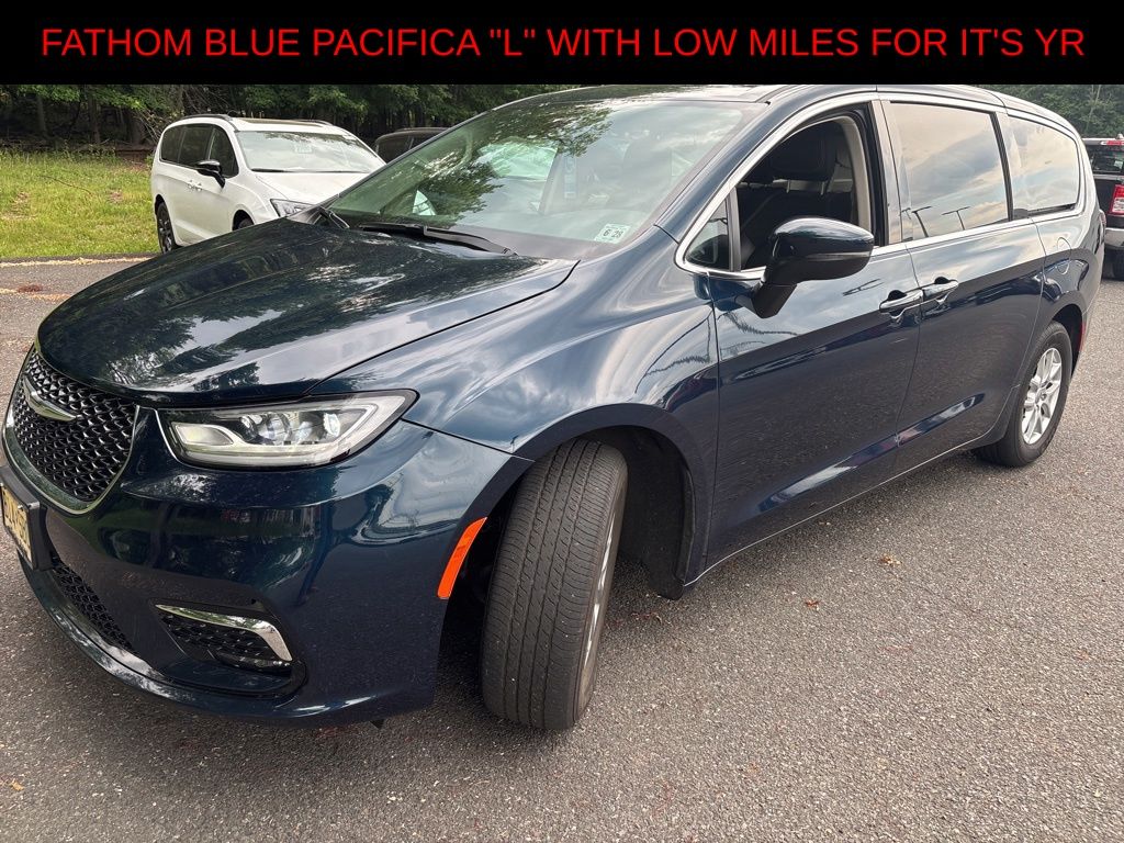 2023 Chrysler Pacifica Touring L's photo
