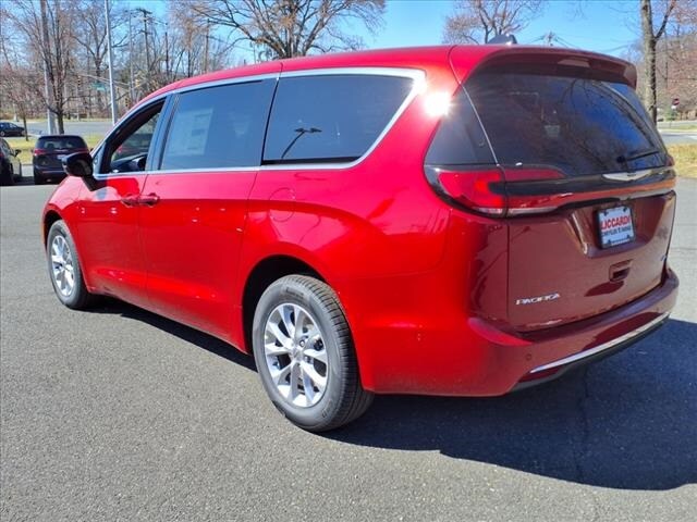 2025 Chrysler Pacifica photo 3