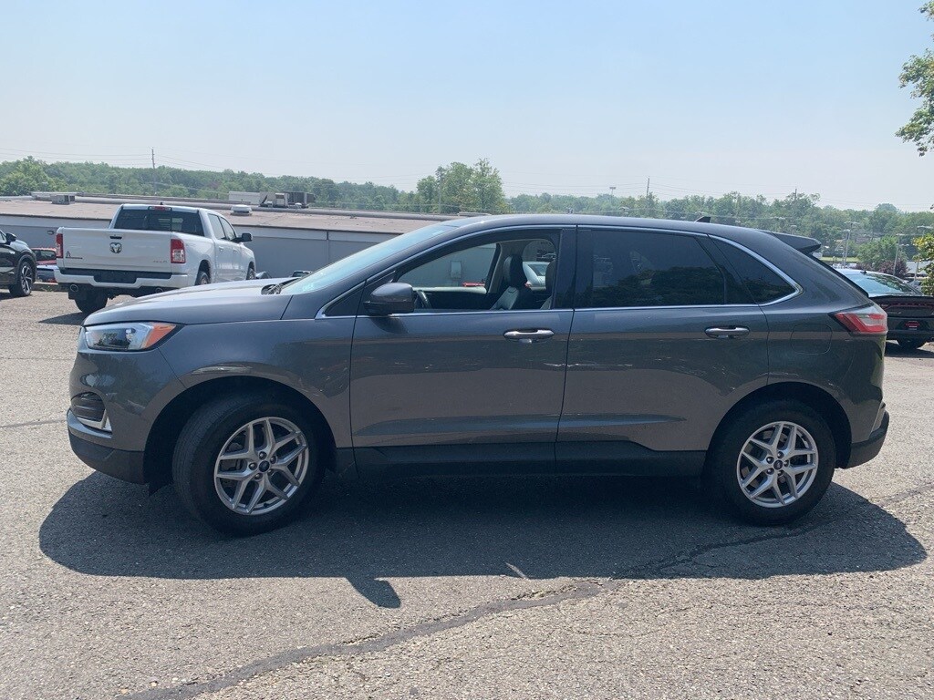 2022 Ford Edge SEL photo 2