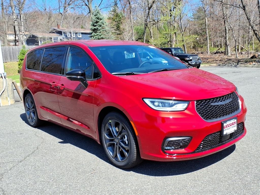 2026 Chrysler Pacifica Select's photo