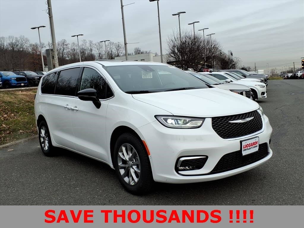 2026 Chrysler Pacifica Select's photo