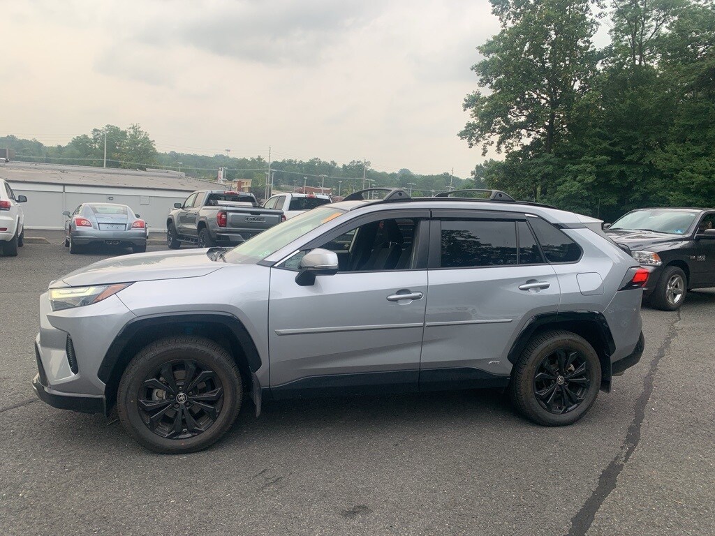 2022 Toyota RAV4 Hybrid SE photo 2