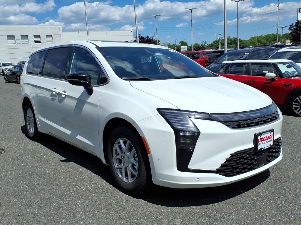 2027 Chrysler Pacifica Select's photo