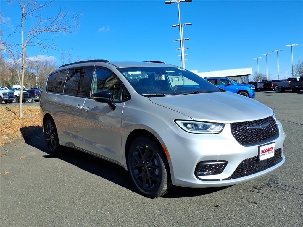 2026 Chrysler Pacifica Select's photo