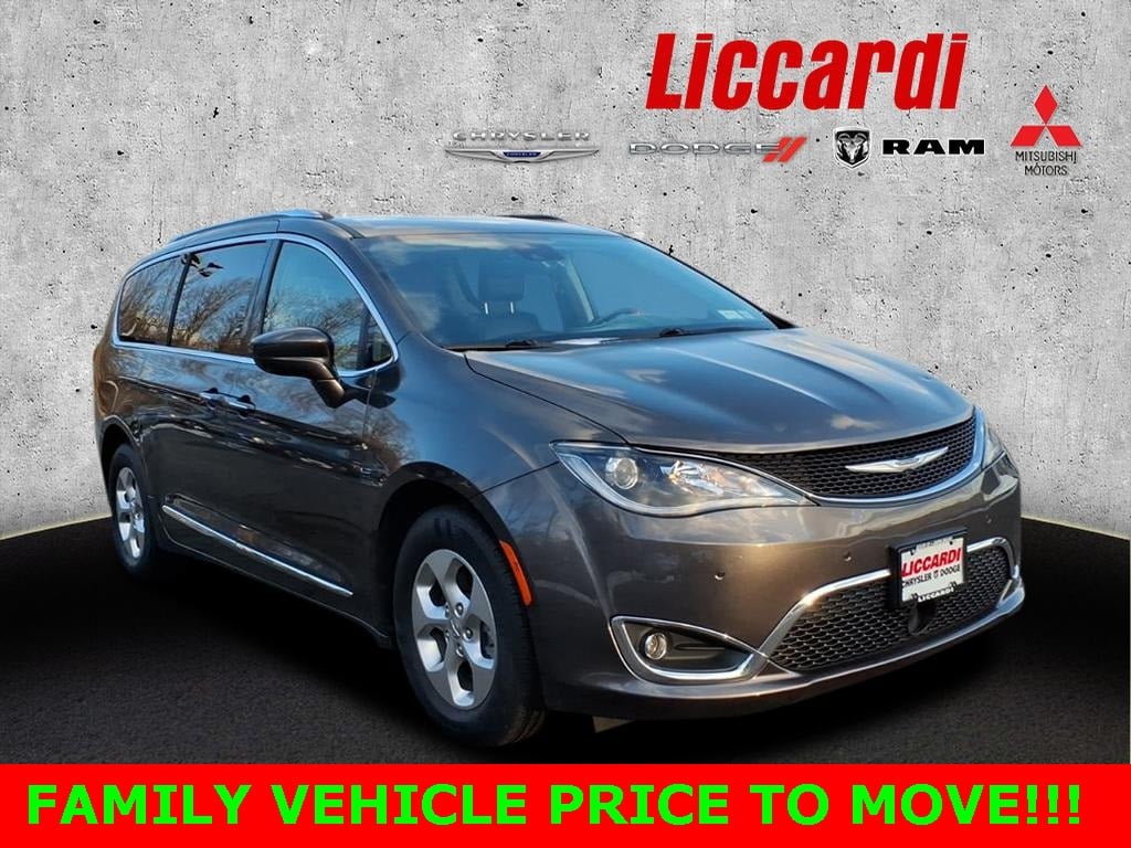 2017 Chrysler Pacifica Touring-L Plus's photo