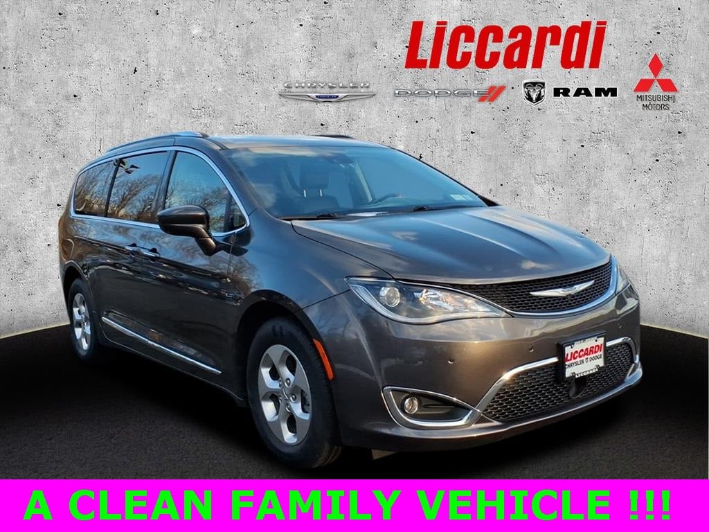 2017 Chrysler Pacifica Touring-L Plus's photo