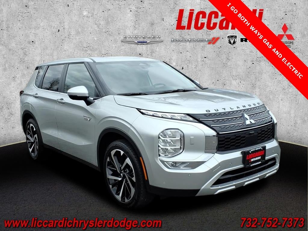 2025 Mitsubishi Outlander Plug-in Hybrid SE's photo