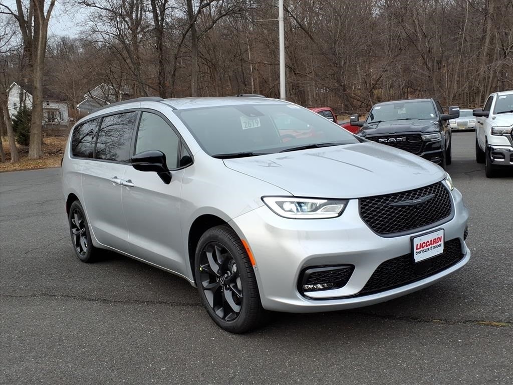 2026 Chrysler Pacifica Select's photo