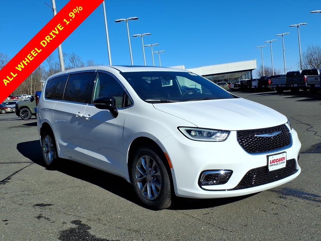 2026 Chrysler Pacifica Select's photo